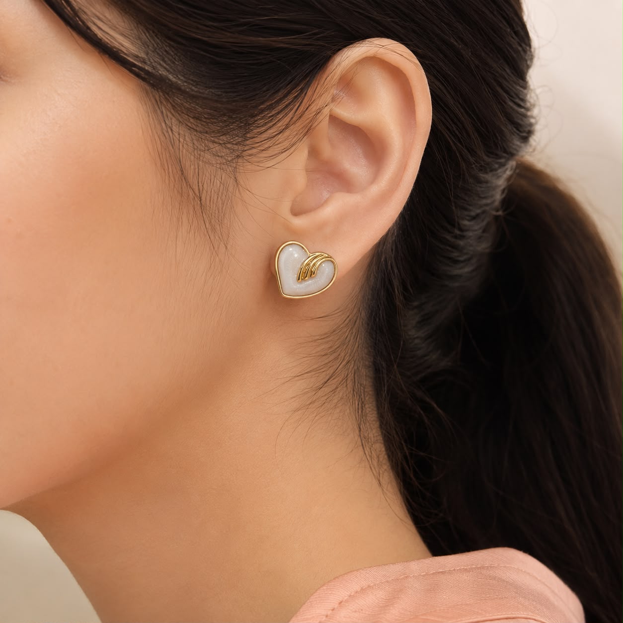 WHITE HEART EARRING 