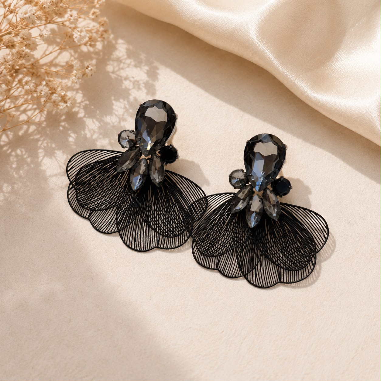 BLACK FEATHERS EARRING 