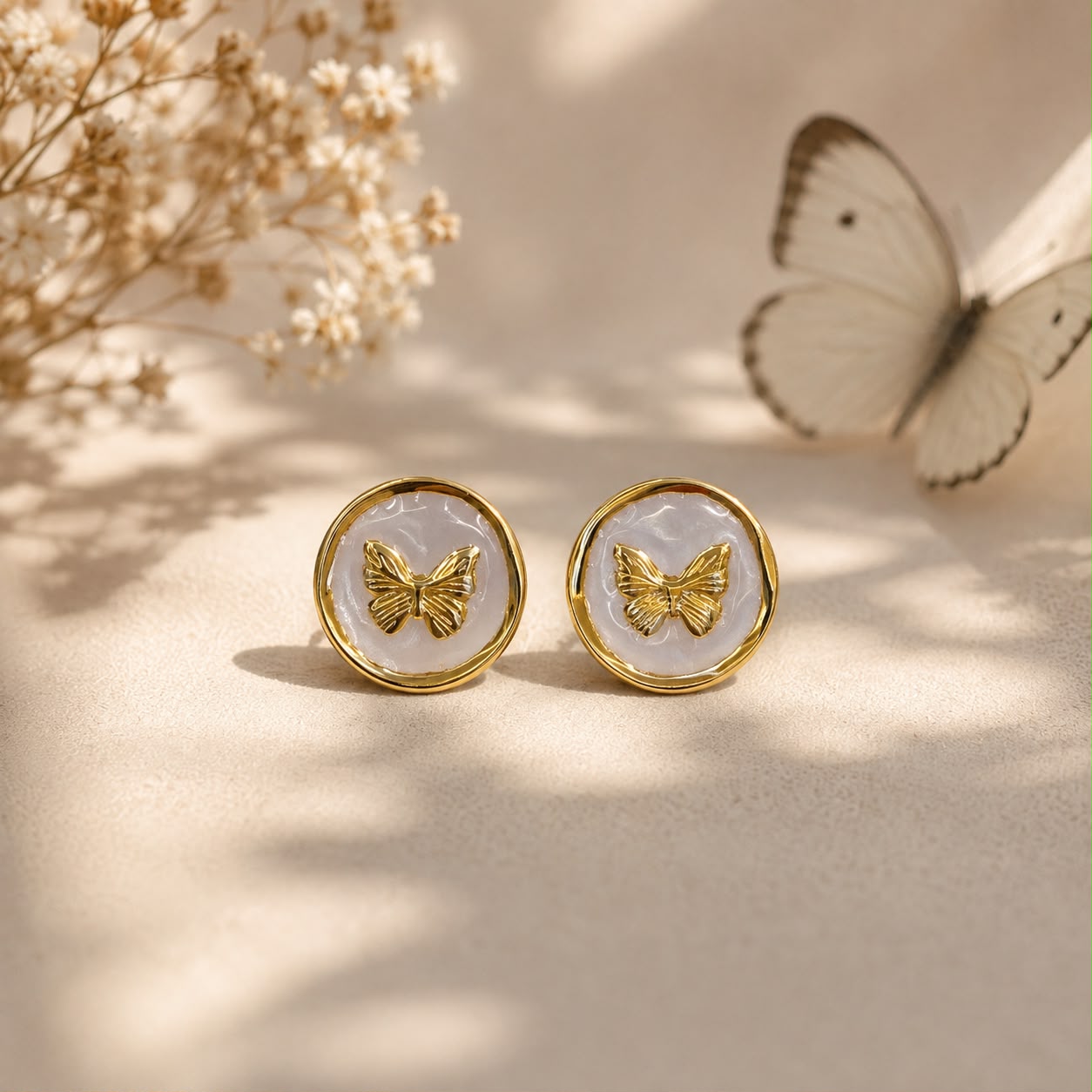 WHITE BUTTON EARRING 