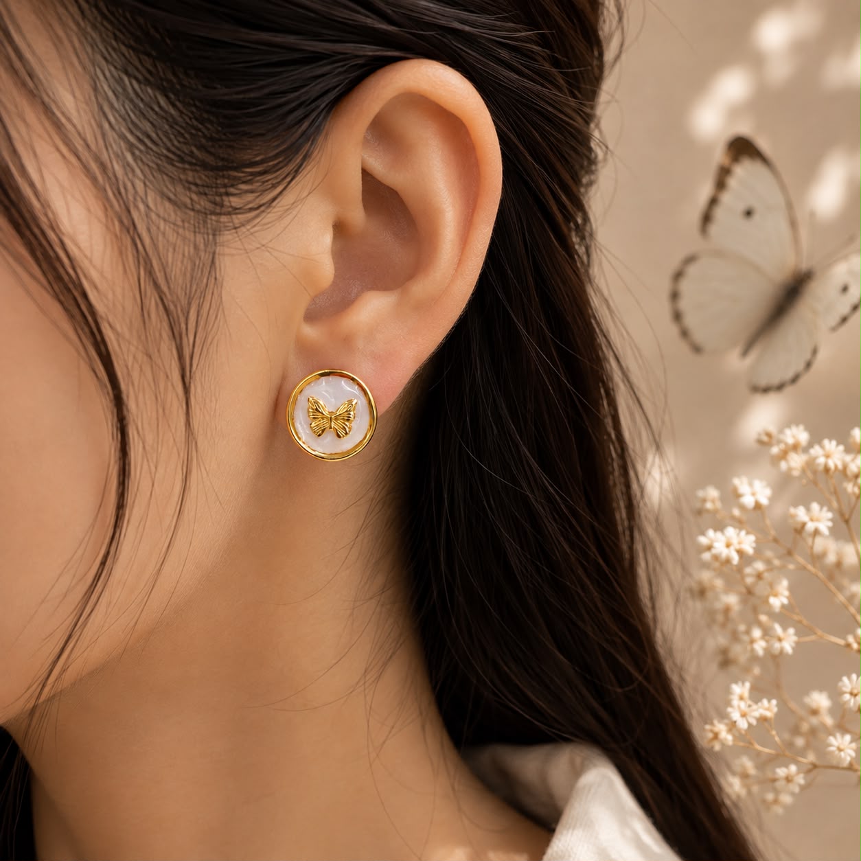 WHITE BUTTON EARRING 
