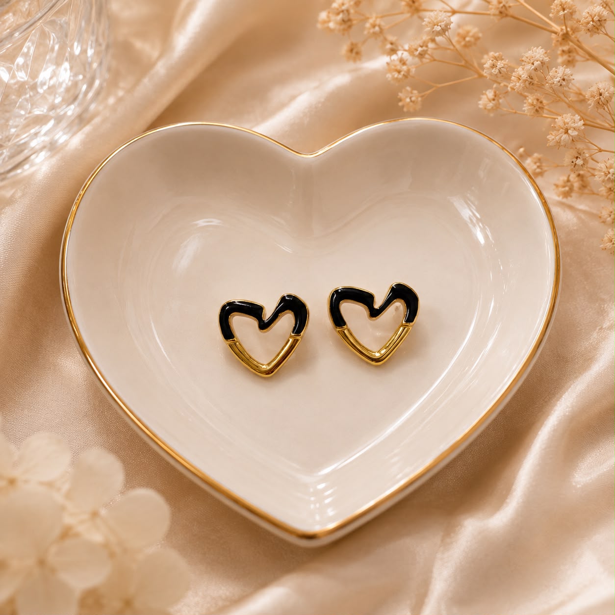 LITTLE BLACK HEART EARRING 