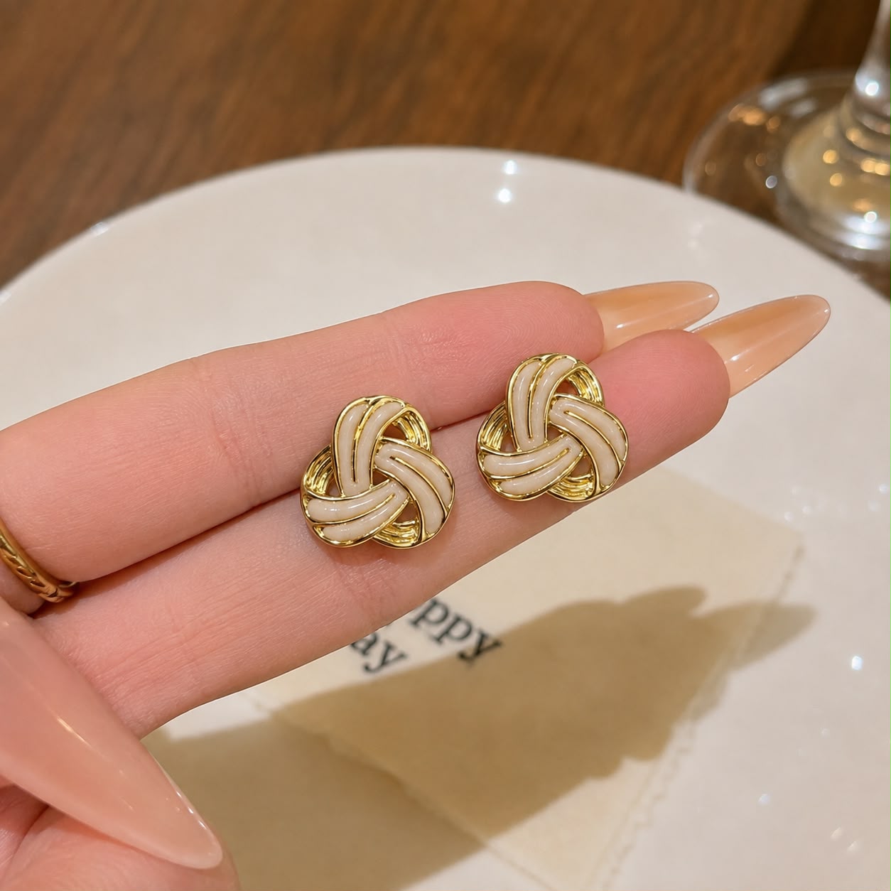 TRI-BIEGE EARRING 