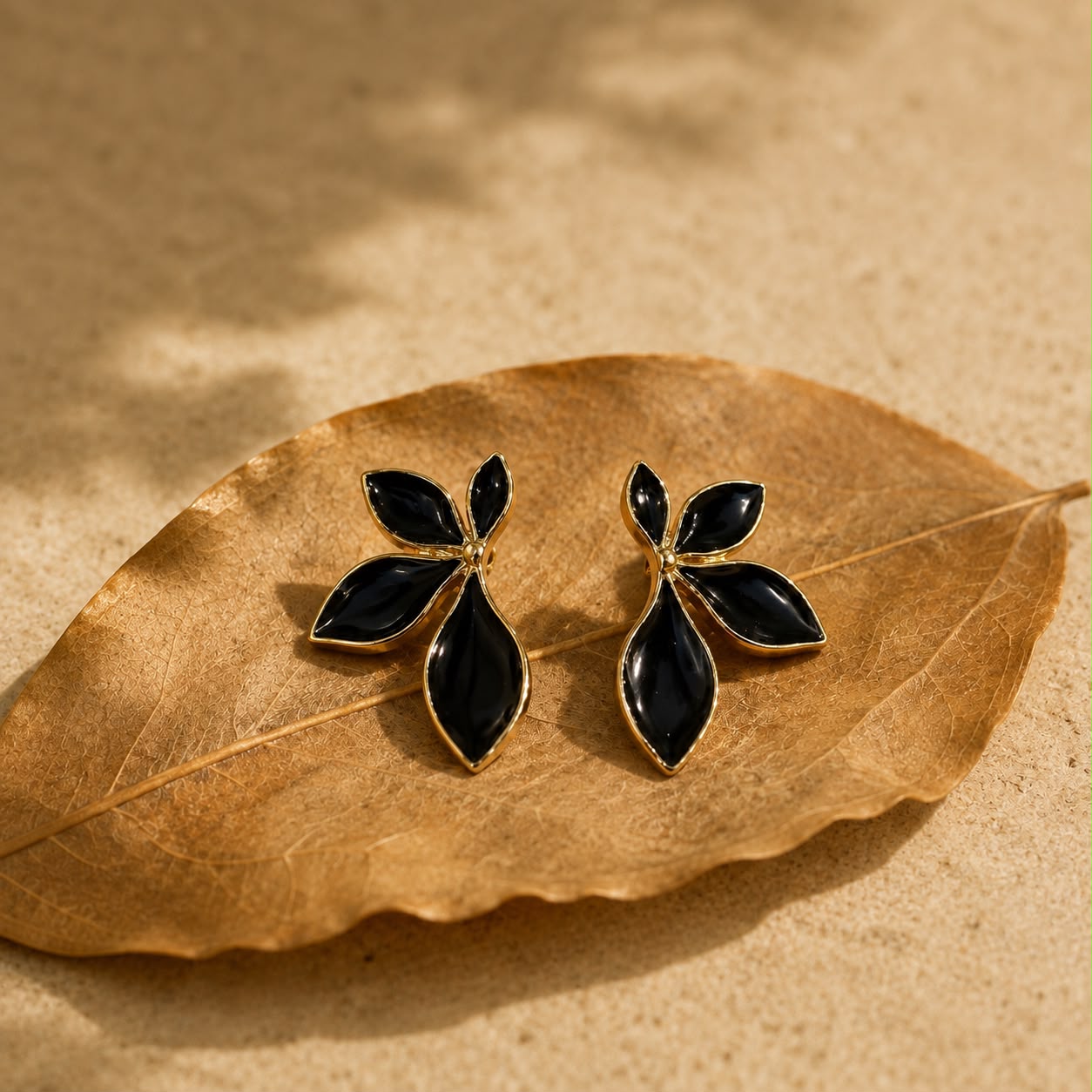 BLACK LEAFY EARRING 