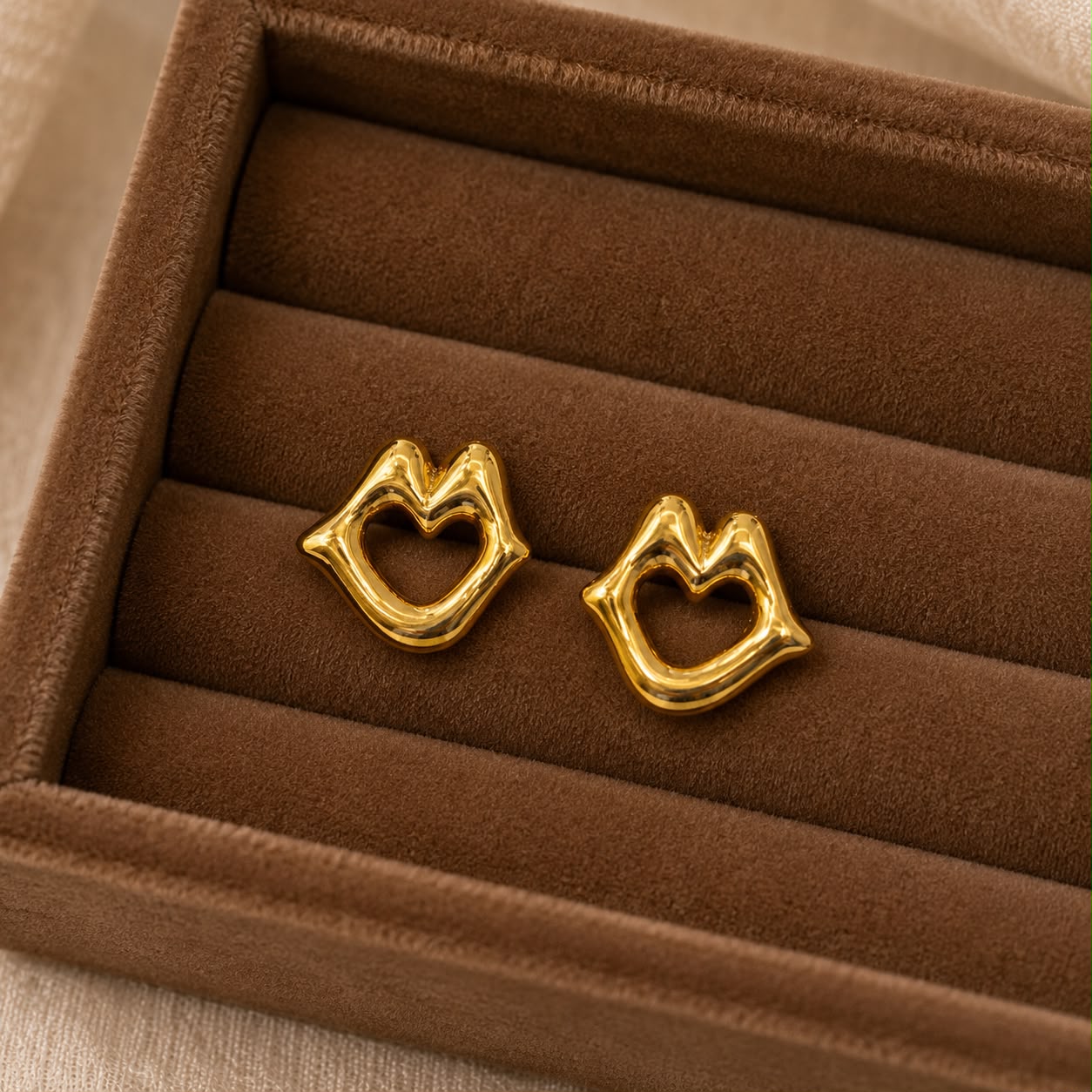 KISSING LIP EARRING 
