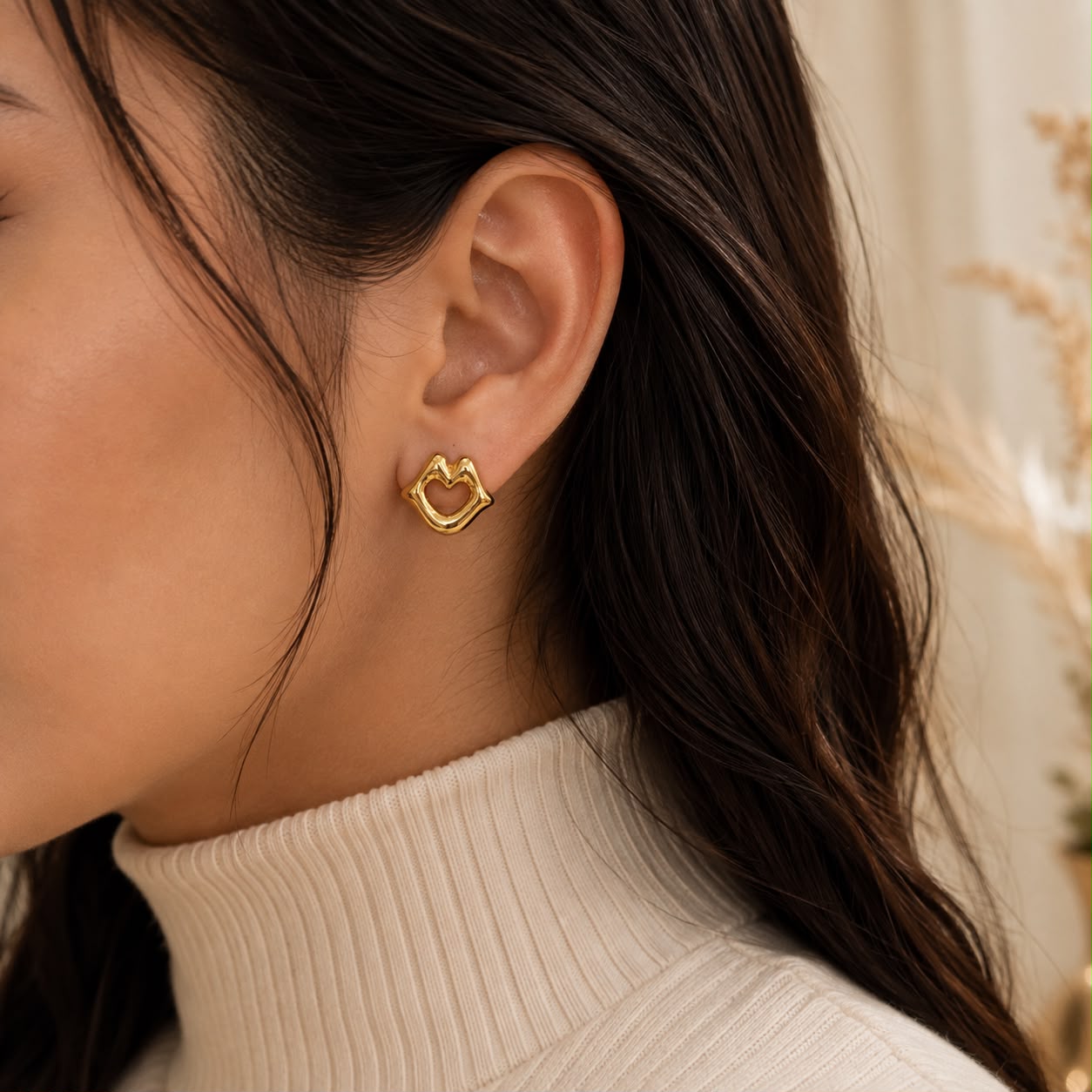 KISSING LIP EARRING 