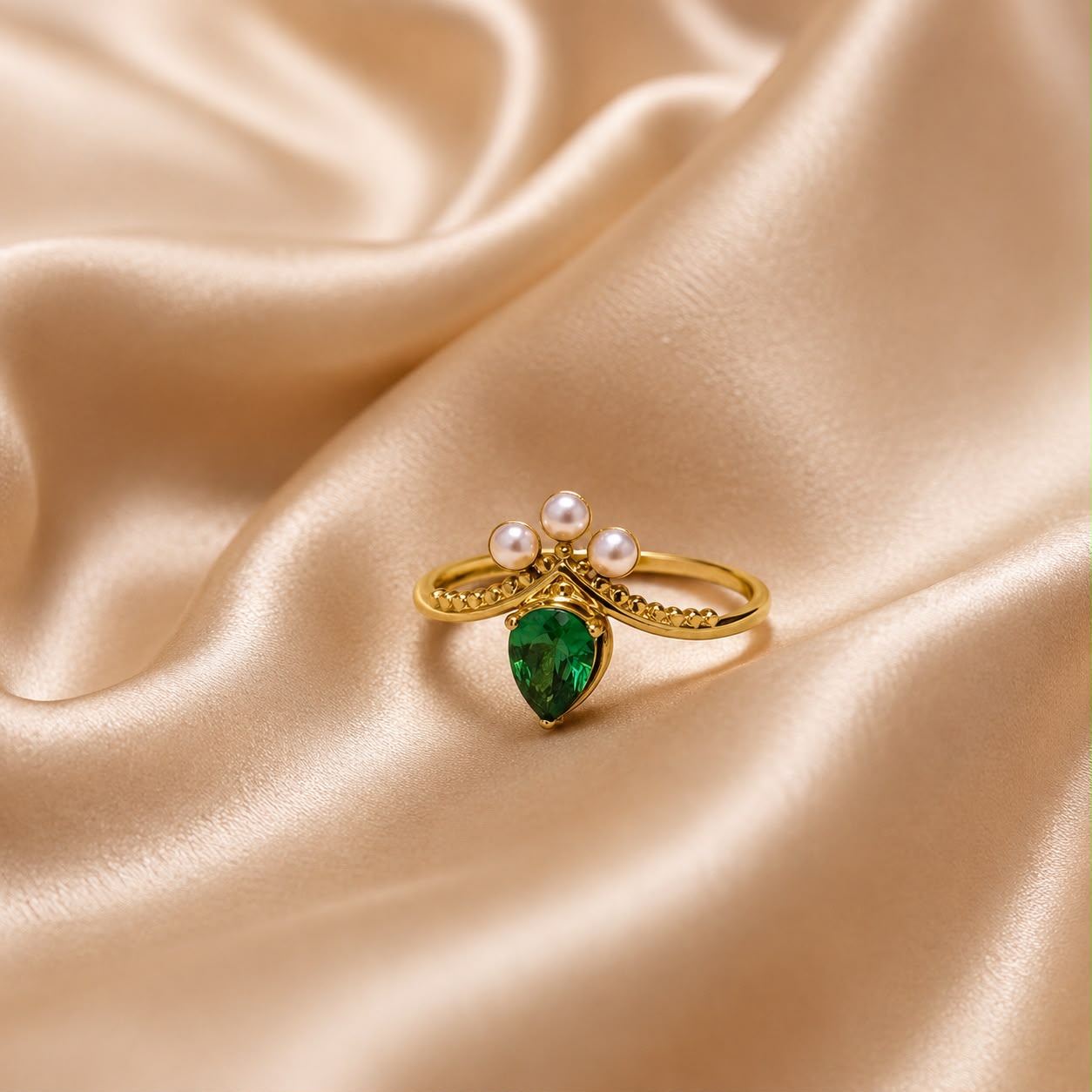 QUEEN GREEN RING