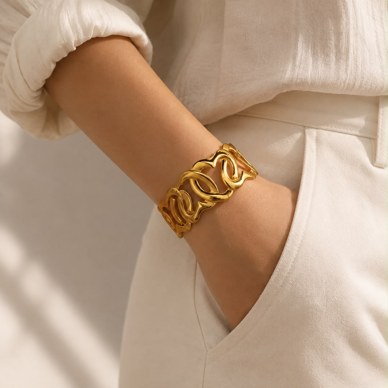 INTERLOCK HEART BRACELET