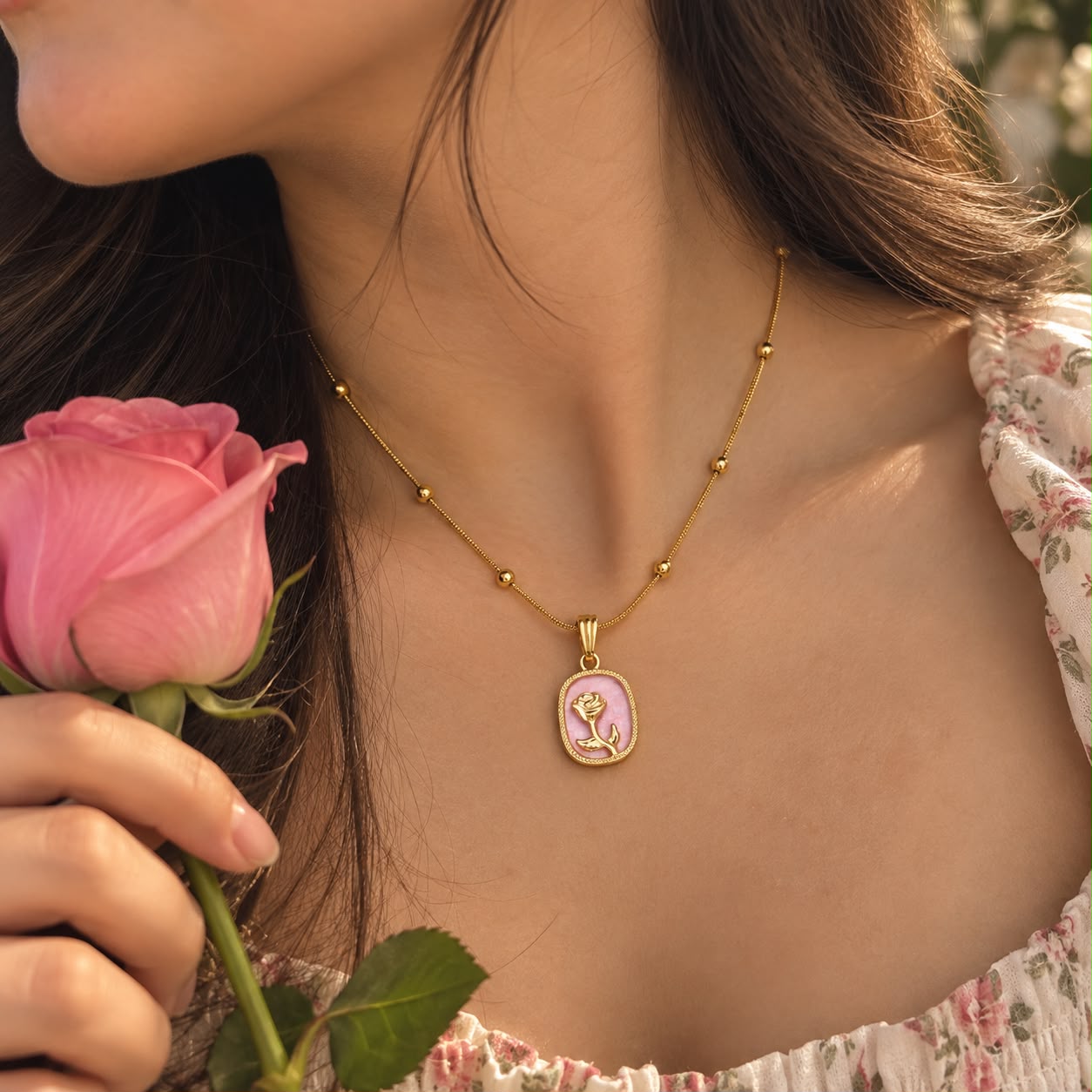 FRAMED ROSE NECKLACE 