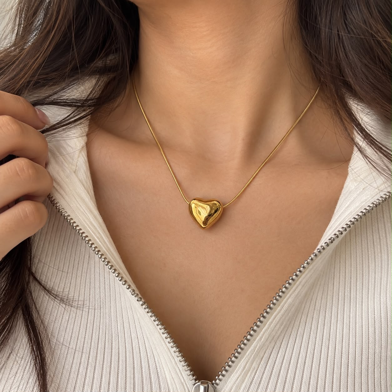 GLOSSY GOLD HEART NECKLACE 